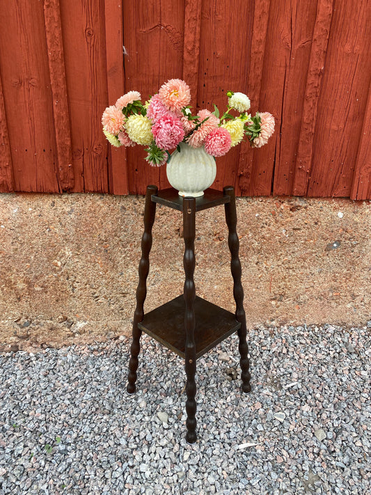 Piedestal med svarvade ben i mörk trä