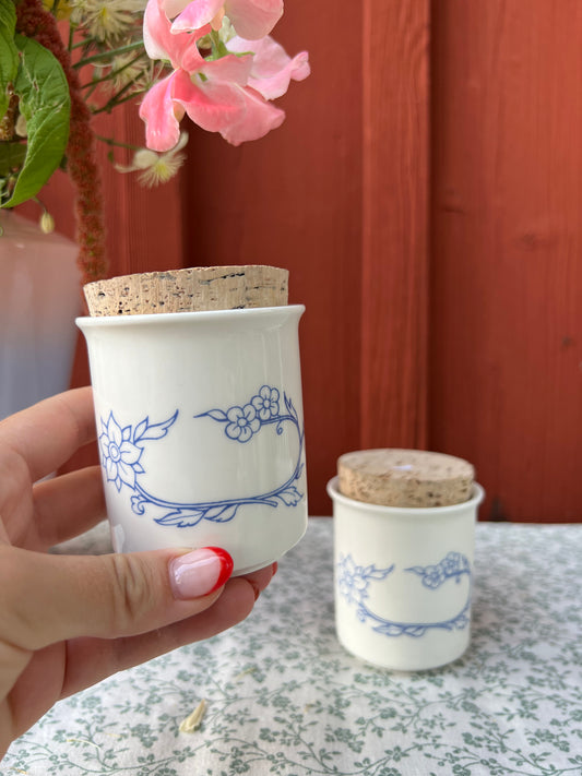 2st porslinsmuggar i blåvitt med korklock - Arabia