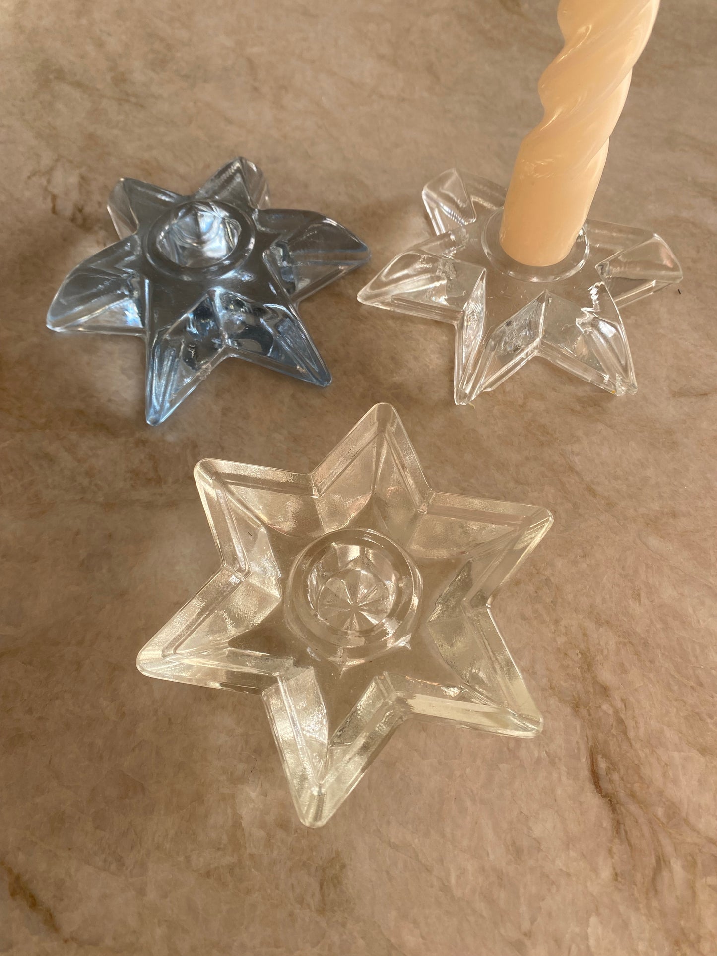 Tre ljushållare i form av stjärnor i glas