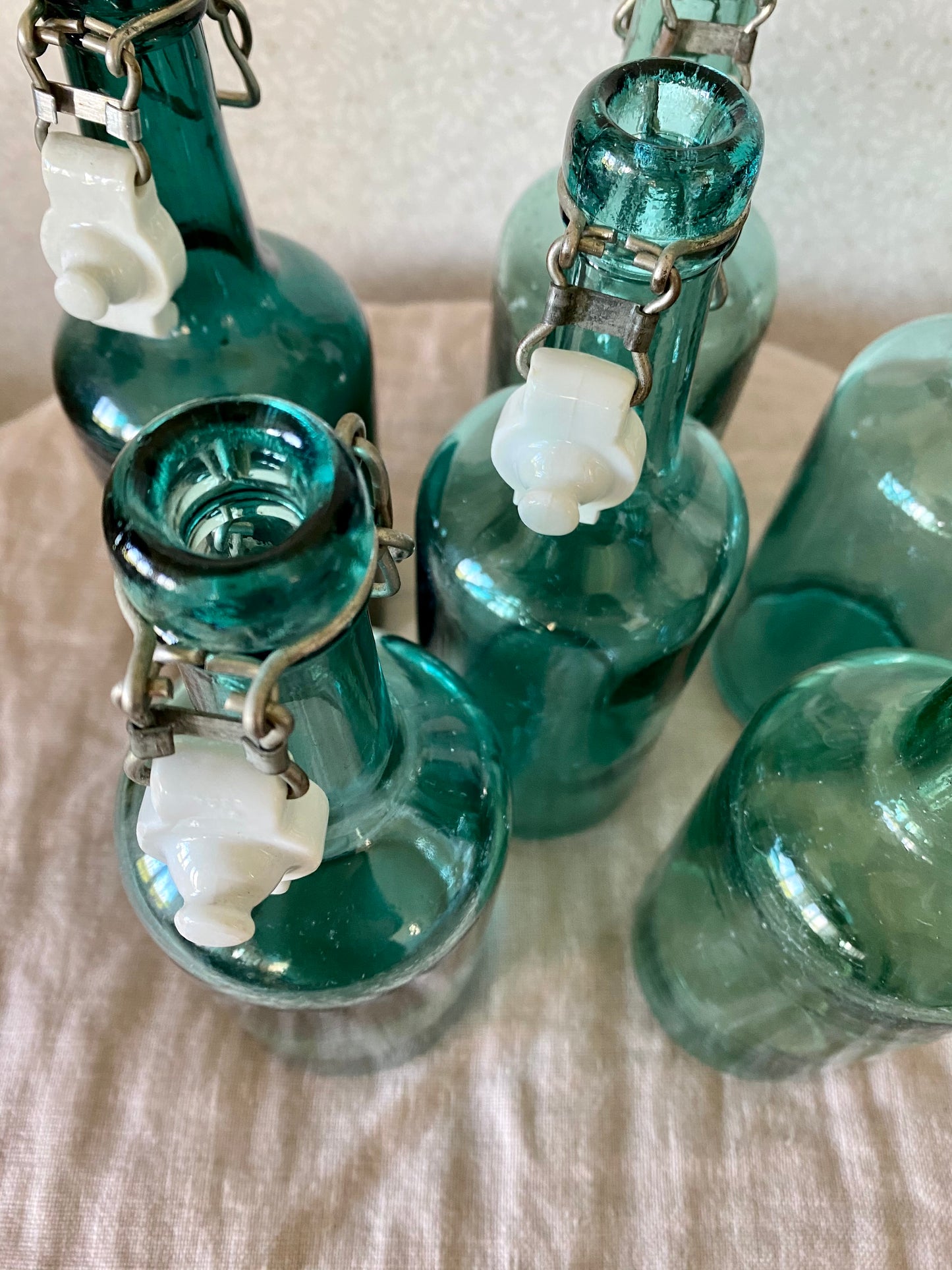 Sex st äldre glasflaskor med porslinskork
