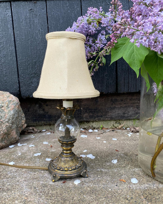 Vacker bordslampa i mässing och glas