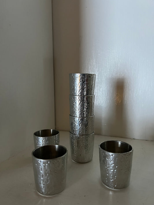 7st mönstrade muggar i tenn