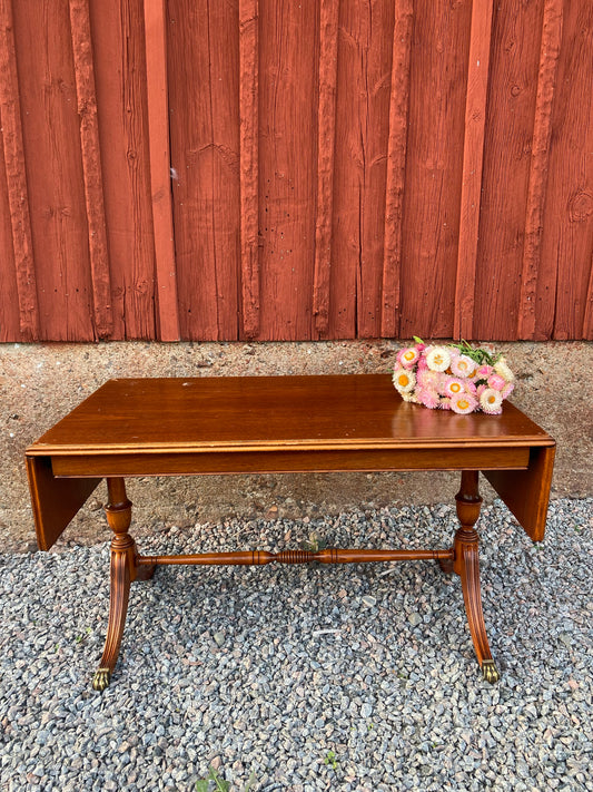 Soffbord med klaffar och otroliga ben