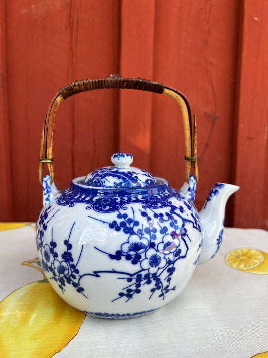 Tekanna i blåvitt med sil