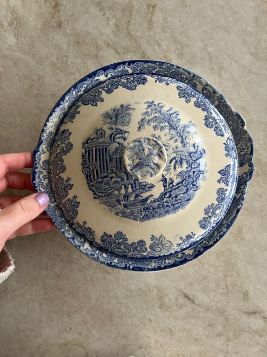 Blåvit skål med lock