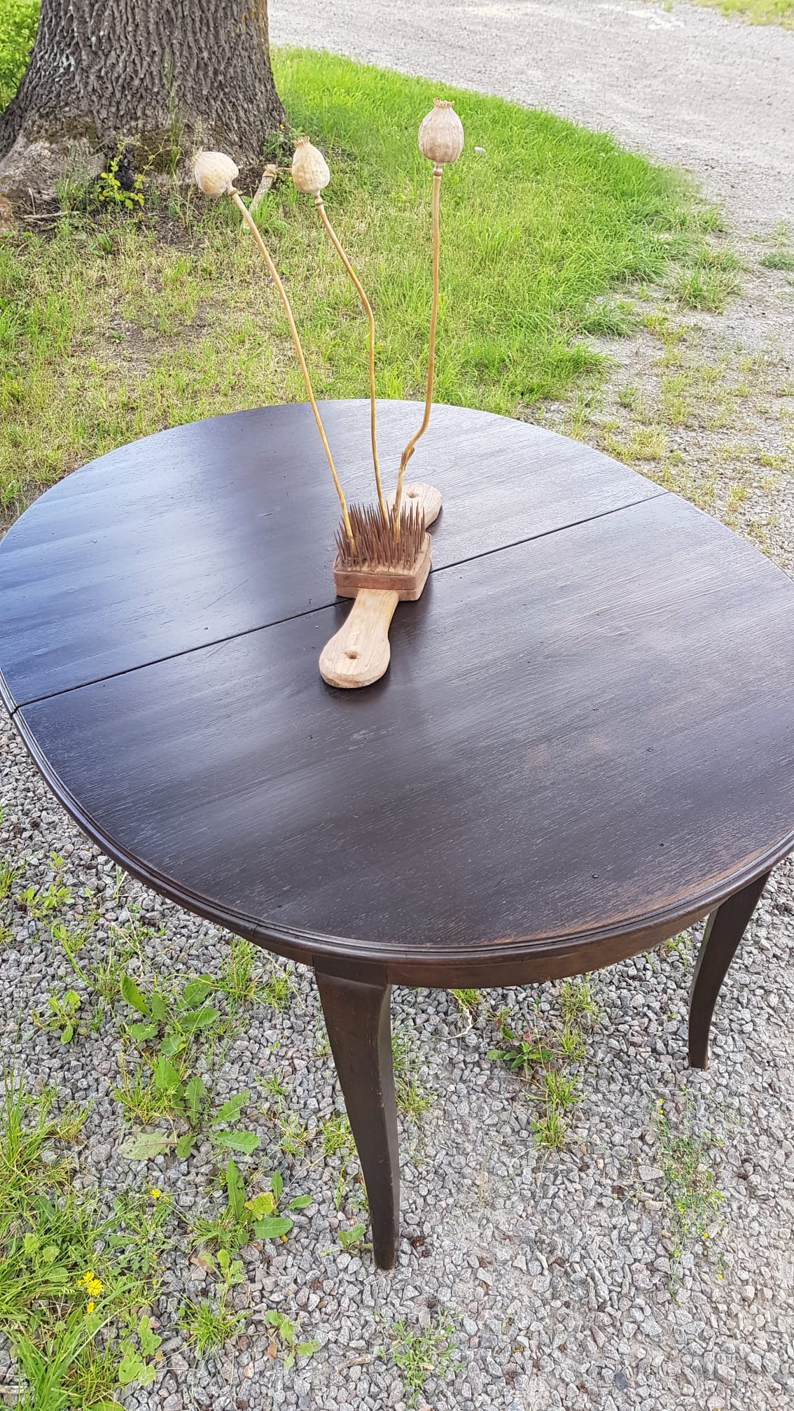Ovalt matbord i mörkt trä med iläggsskivor