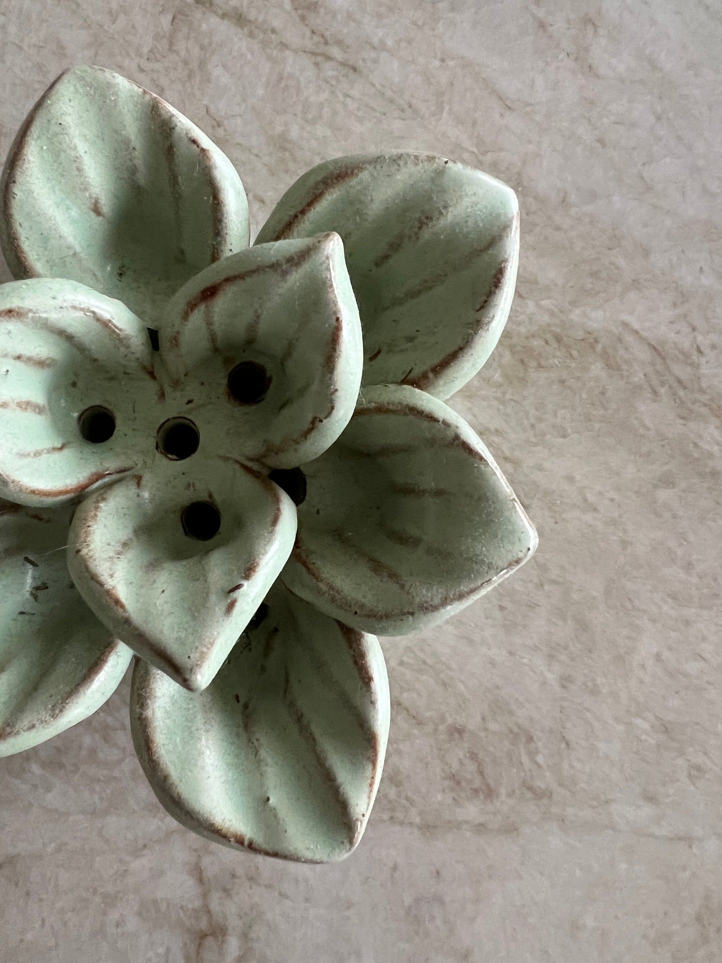 Finaste fakiren i grön keramik - blomma