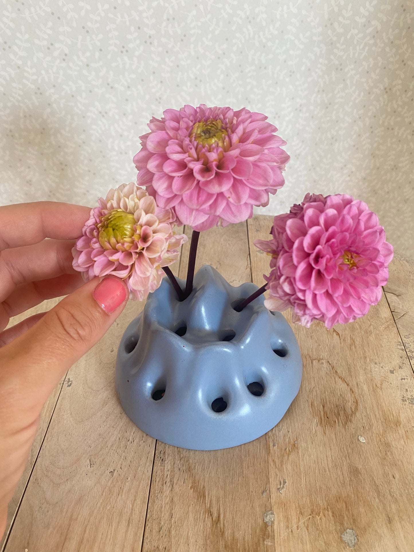 Blomsterfakir i himmelsblå keramik - Uppsala Ekeby