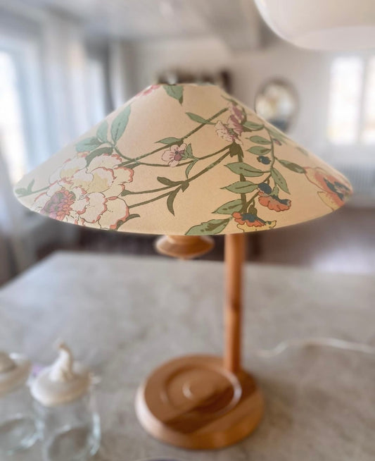 Bordslampa med finaste blomstertygskärmen