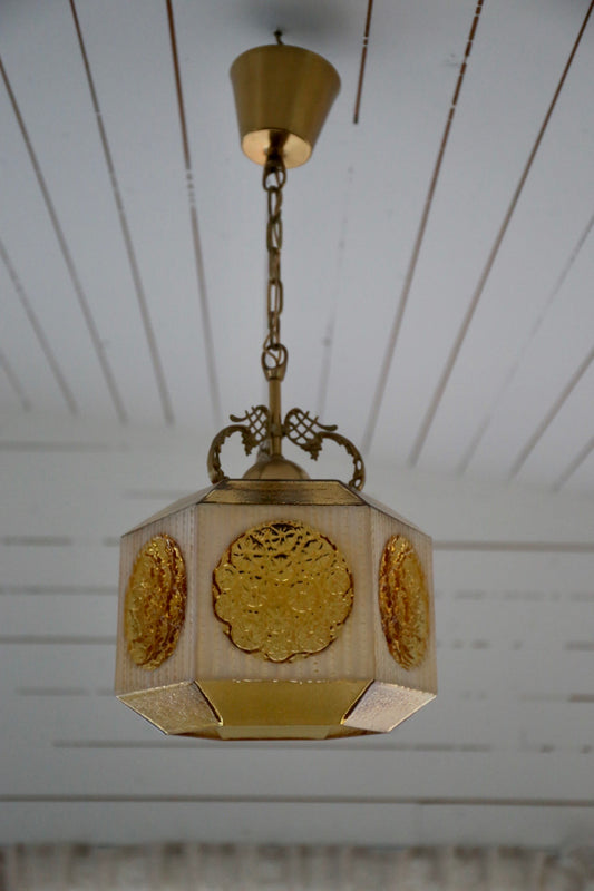 Vacker bärnstensfärgad glaslampa med mässing