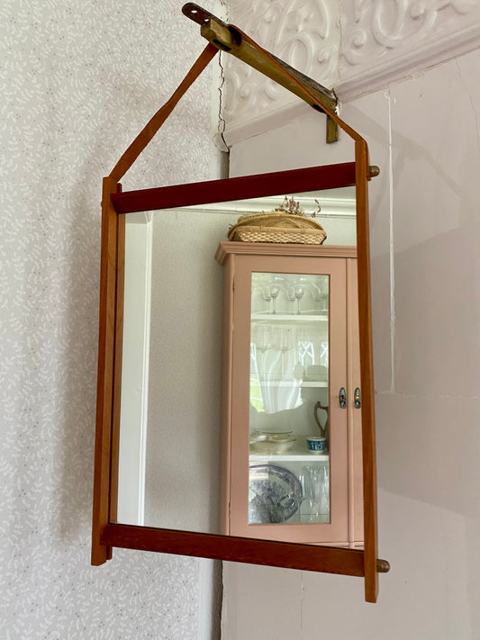 Spegel med ram i teak och läderband som hängare