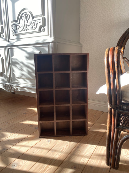 Större kast i mörkt trä