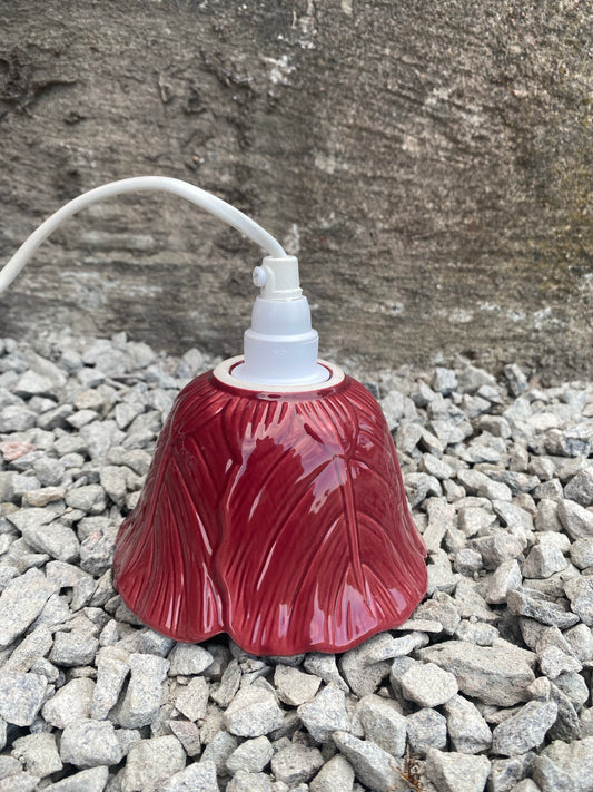 Vinröd fönsterlampa i porslin med bladmönster