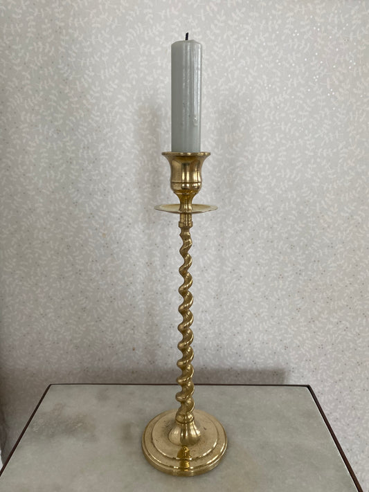 Snurrad mässingsljusstake