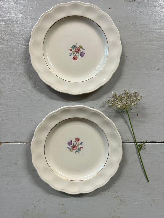 Två assietter med blommor