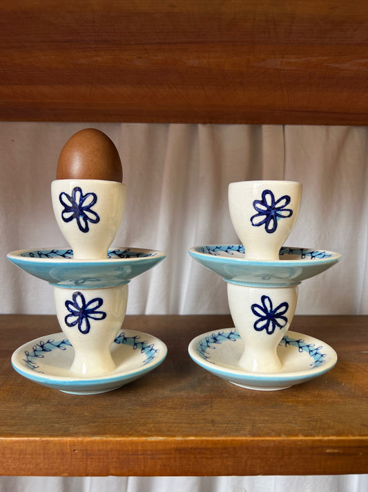 Blåvita äggkoppar på fat, 4st