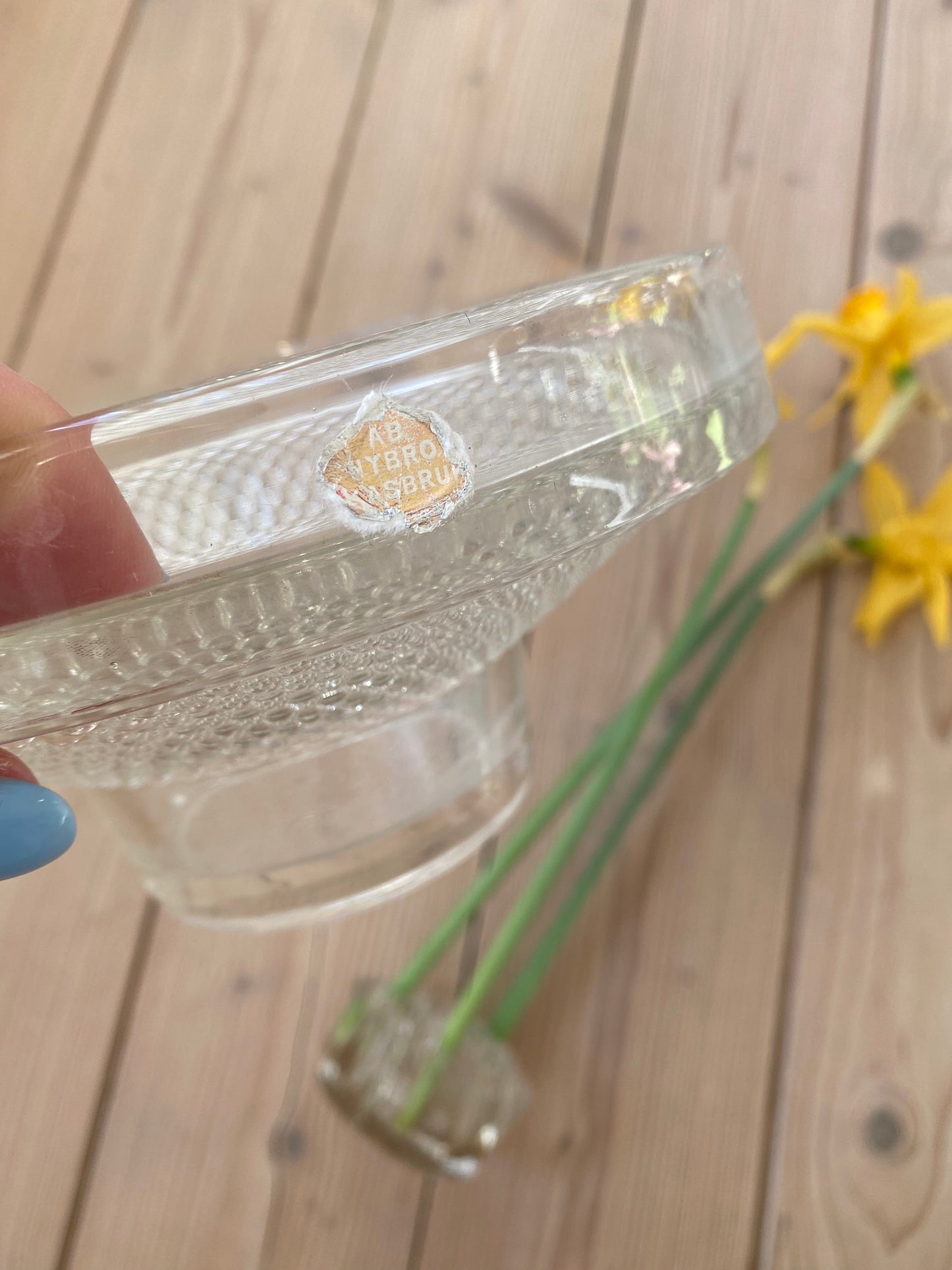 Blomsterfakir i glas med tillhörande skål