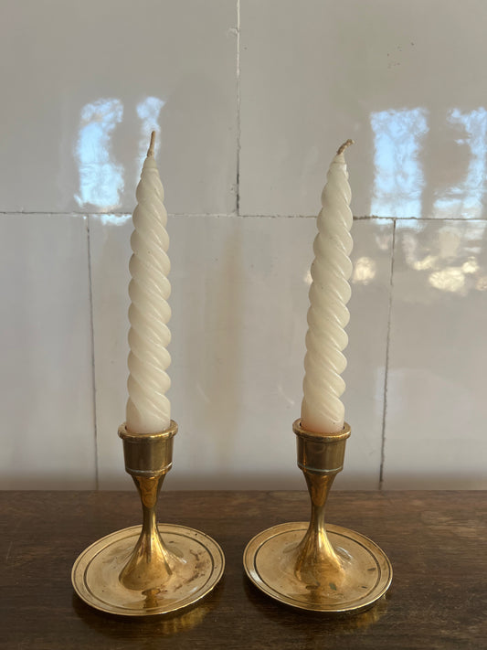 Paret mässingsljusstakar på fat