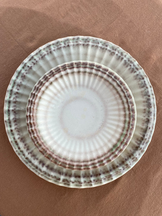 4st assietter och stort uppläggningsfat