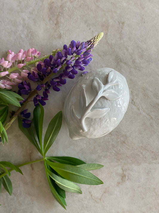 Porslinsskål med vackert blad