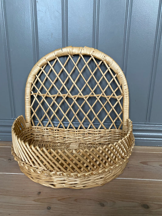 Vägghylla i korgrotting