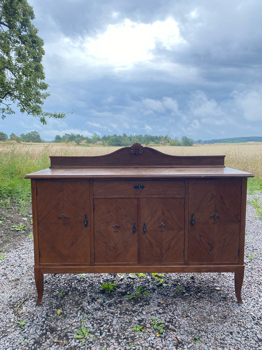 Äldre gedigen skänk i mörkt trä