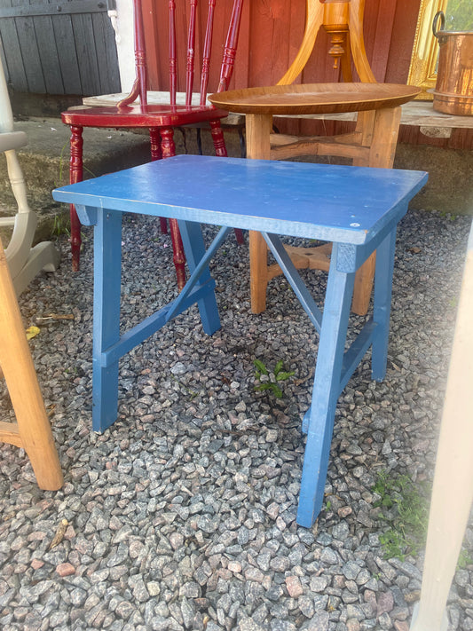 Blåmålad stadig träpall