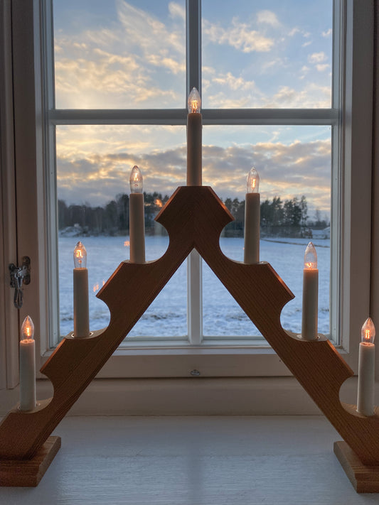 Vacker adventsljusstake i trä