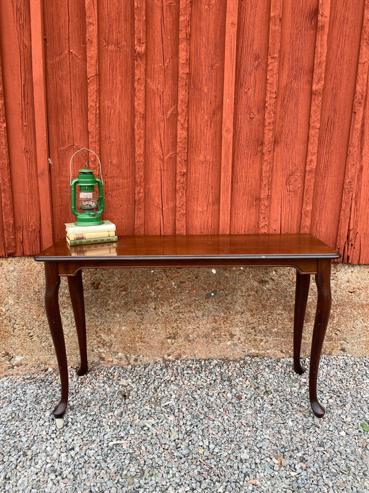 Sidobord/skrivbord i mörkt trä