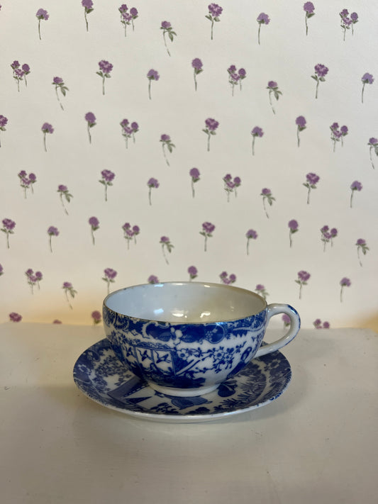 Blåvit tekopp med fat