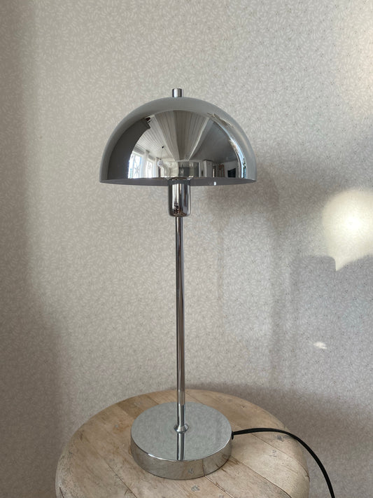 Silverfärgad bordslampa