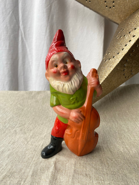 Äldre tomte med gitarr