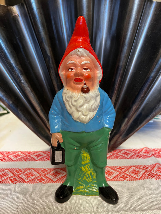 Äldre tomte med pipa och lykta i toppskick