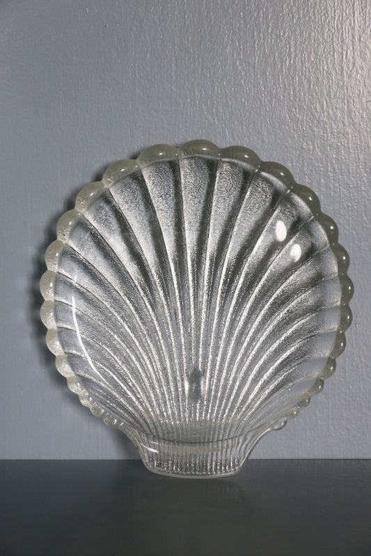 Två fina snäckfat i klarglas