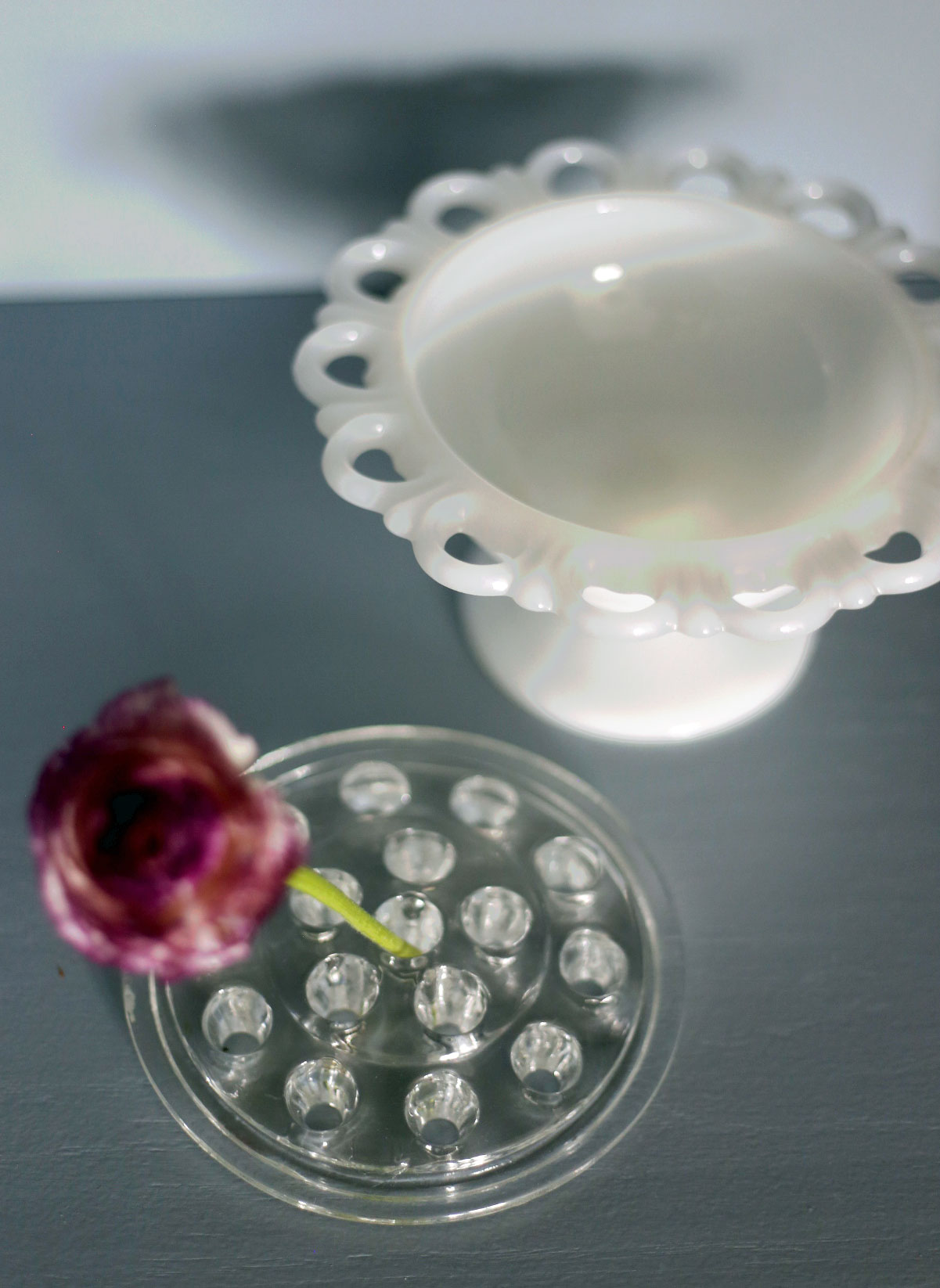Stor blomsterfakir i glas med skål