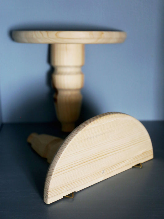 Två trärena vägghyllor